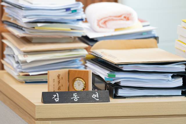 김동연 지사의 책상에는 서류들이 가득하다.