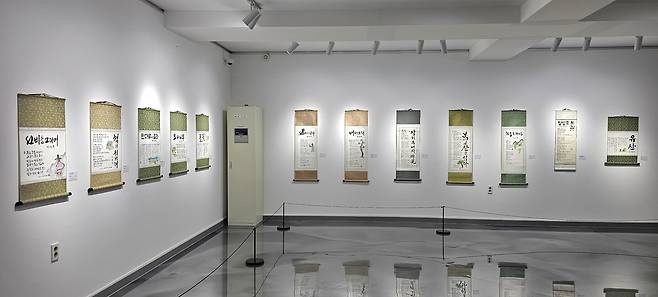 선비정신을 현대적으로 재해석한 이색적인 시서화(詩書畵) 작품을 선보이는 ‘힙한 선비, 예술을 품다’ 일반 기획 세 번째 순회전이 28일까지 군립청송야송미술관에서 관람객을 맞이하고 있다. /독자 제공