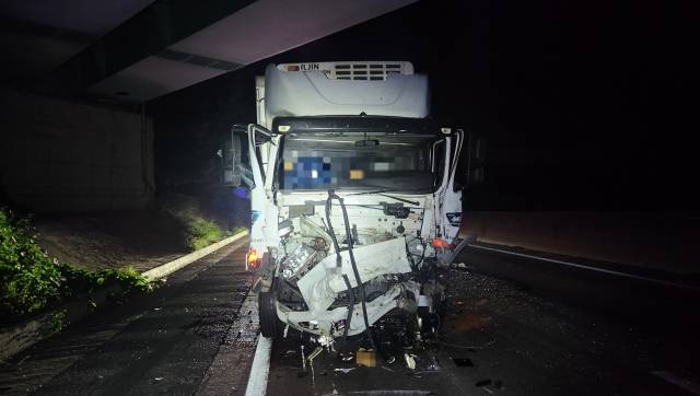23일 오전 3시 5분께 경남 함양군 지곡면 통영대전고속도로 대전 방향 지곡나들목 인근에서 화물차 간 추돌사고가 발생해 운전자 1명이 숨졌다. 독자 제공