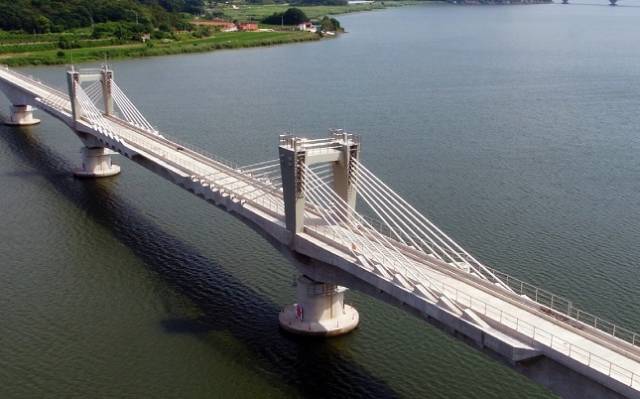 목포 임성리역과 영암역 사이에 위치한 영산강교. 국내 철도교량 최초로 9경간 연속 엑스트라도즈드 방식의 특수 공법이 적용됐다. 영산호 주변산세와 영산강 돛단배를 형상화했다. 총 연장 675m다. 국토교통부 제공