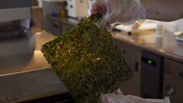 바비킴’ 매장에서 참기름으로 직접 구워내는 즉석 김. 보리에 제공