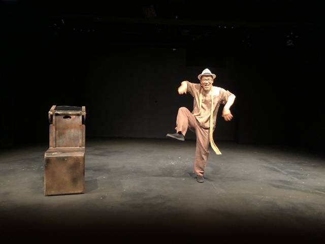 연극 '호랑이 이야기' 공연 장면. 배우가 무대 위에서 여러 역할을 소화하며 생동감 있는 연기를 선보이고 있다. 봉화군 제공