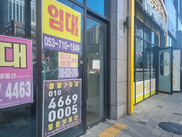 정부의 부동산 대책이 잇따라 발표되고 있지만, 대구지역 부동산 시장은 장기 침체기를 머물고 있다. 사진은 수성구 범어네거리 인근 아파트상가에 나란히 있는 부동산사무실과 빈 점포의 모습. 김상진 기자