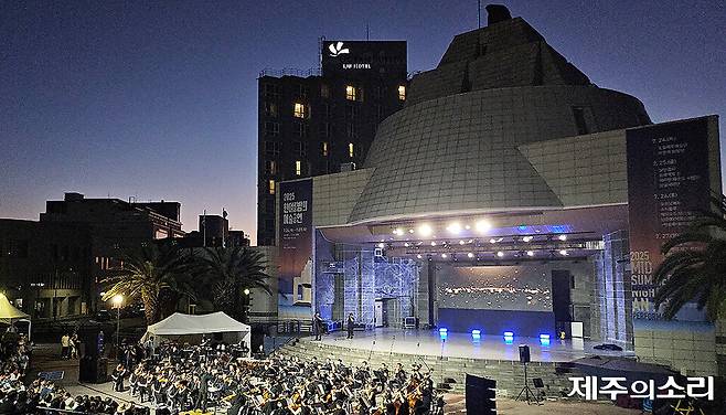 올해 8월 탑동해변공연장에서 열린 제주시 주관 '2025 한여름 밤의 예술공연'. [사진-제주의소리]