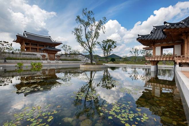세종시 시설관리공단이 관리·운영하면서 '한국관광 100선'에 뽑힌 호수공원 내 궁궐정원 전경.