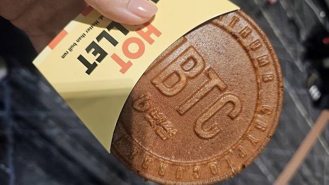 빗썸존에서는 비트코인 모양의 빵을 나눠주며 관람객들의 흥미를 유발했다. /사진=비즈워치