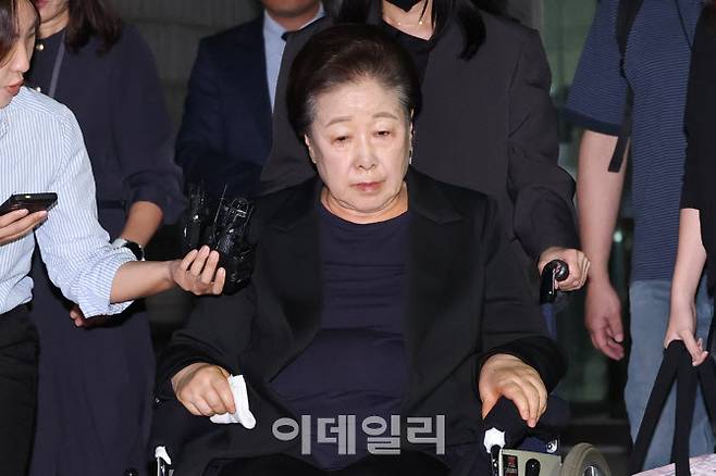 윤석열 정권과 통일교가 연관된 정교유착 국정농단 의혹을 받는 한학자 통일교 총재가 지난 22일 서울중앙지법에서 구속 전 피의자 심문(영장실질심사)을 마친 뒤 대기 장소인 서울구치소로 향하고 있다. (사진=공동취재단)