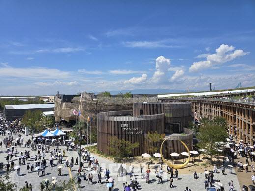 일본 오사카 엑스포장에 설치된 둘레 2㎞로 세계 최대 목조 건축물로 기네스 인증을 받은 ‘그랜드 링’. (사진=박진환 기자)