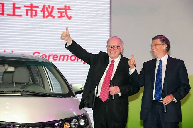 워렌 버핏(왼쪽) 버크셔 해서웨이 회장이 지난 2010년 9월 29일 중국 베이징에서 당시 빌 게이츠 마이크로소프트 회장과 함께 BYD 출시 행사에 참석해 기념촬영하고 있다. (사진=AFP)