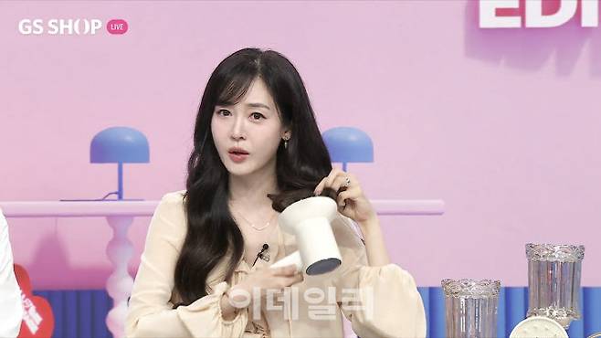 GS샵 셀럽 프로그램 ‘성유리 에디션’에서 ‘휴스톰 BLDC 이오닉 플라스마 헤어 드라이기’를 선보이고 있다. (사진=GS샵)
