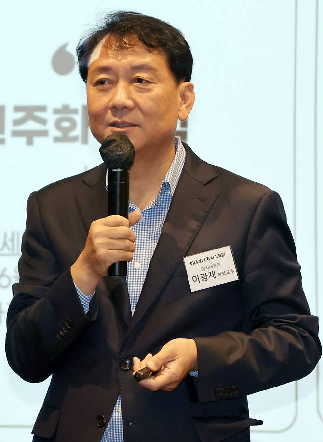 [이데일리 방인권 기자] 이광재 명지대 석좌교수(전 국회사무총장, 전 더불어민주당 의원)가 23일 서울 용산구 한남동 그랜드 하얏트 서울에서 열린 ‘이데일리 퓨처스 포럼’에서 ‘한국사회 대전환’이란 주제로 강연을 하고 있다.