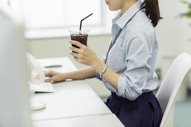 카페인은 적정량일 때는 활력을 주지만, 과하면 불면, 두통, 불안, 심장 두근거림 같은 부작용을 불러온다. 사진=게티이미지뱅크