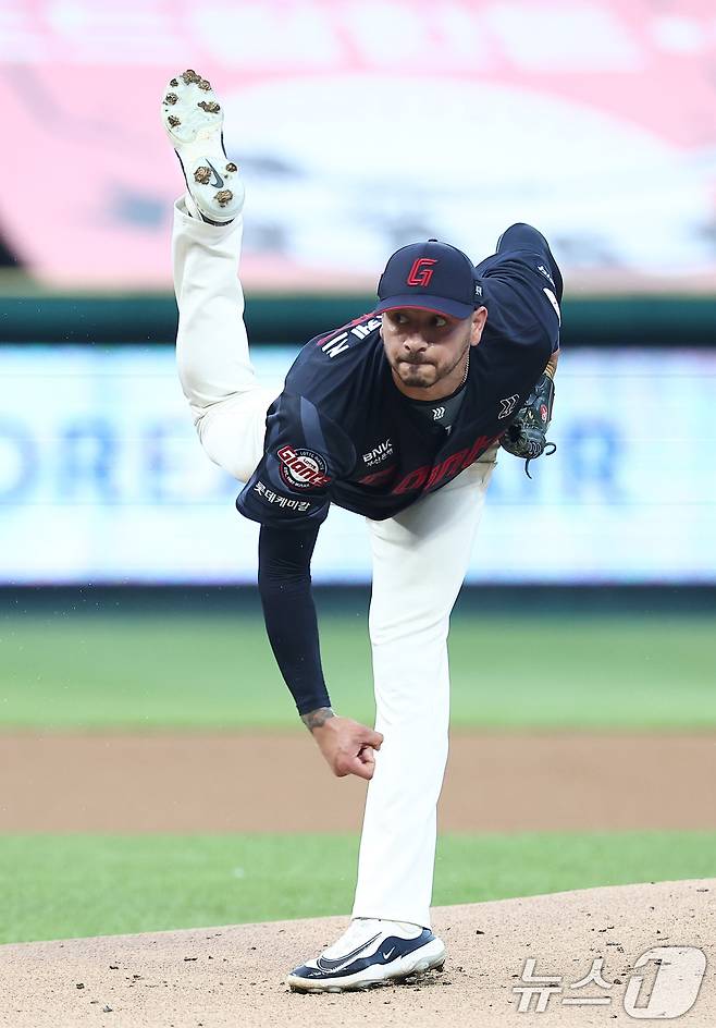 롯데 선발 벨라스케즈가 5일 인천 SSG랜더스필드에서 열린 '2025 신한 SOL 뱅크 KBO리그' 롯데 자이언츠와 SSG 랜더스의 경기에서 역투하고 있다. 2025.9.5/뉴스1 ⓒ News1 김성진 기자