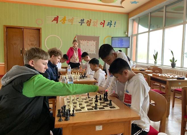 북한 학생들과 같이 체스 두는 러시아 학생들. (여행사 '보스토크 인투르' 홈페이지 갈무리)