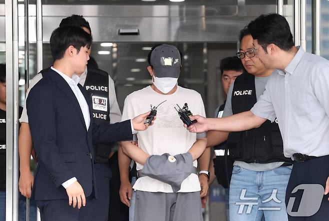 16일 오후 경기 용인시 처인구 용인동부경찰서에서 살인 및 사체유기 혐의를 받고 있는 A 씨가 구속 전 피의자 심문(영장실질심사)를 받기 위해 나오고 있다. A 씨는 지난 11일 인천시 모처에서 틱토커 B 씨(20대·여)를 목 졸라 살해한 후 시신을 전북 무주군 한 야산에 유기한 혐의를 받고 있다. 2025.9.16/뉴스1 ⓒ News1 김영운 기자