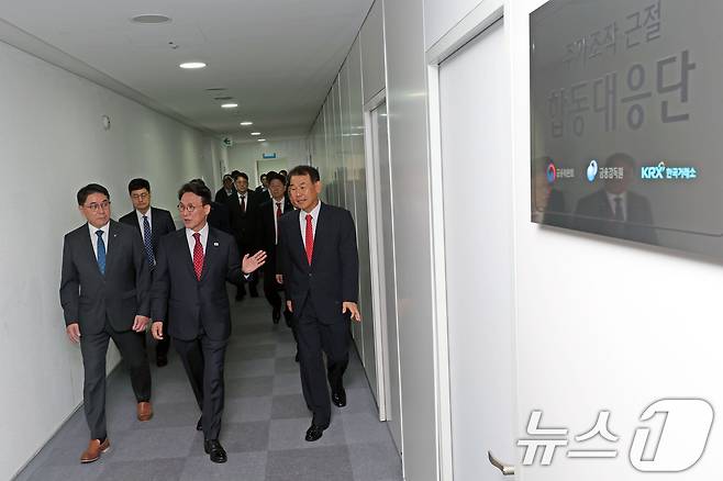 김민석 국무총리가 8일 서울 여의도 한국거래소에서 열린 자본시장 활성화를 위한 현장 간담회를 마친 후 주가조작근철 합동대응단을 방문하고 있다. 2025.9.8/뉴스1 ⓒ News1 청사사진기자단