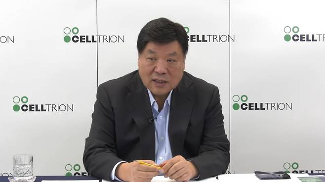 서정진 셀트리온그룹 회장이 온라인 간담회에서 글로벌 제약사 일라이릴리의 미국 생산시설을 인수한 내용을 설명하고 있다.(셀트리온 제공)/뉴스1