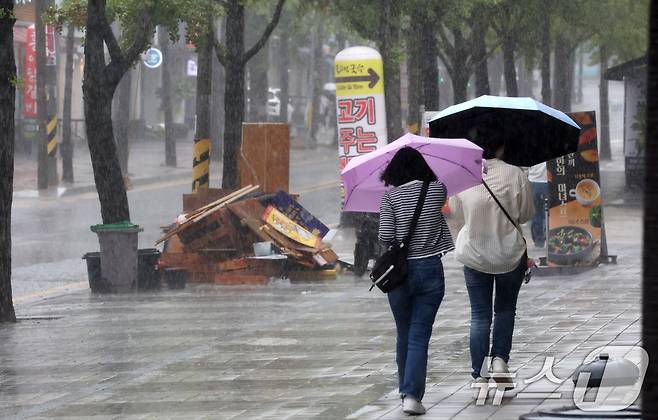17일 전북 전주시 효자로에서 우산을 쓴 시민들이 발걸음을 재촉하고 있다. 2025.9.17/뉴스1 ⓒ News1 유경석 기자
