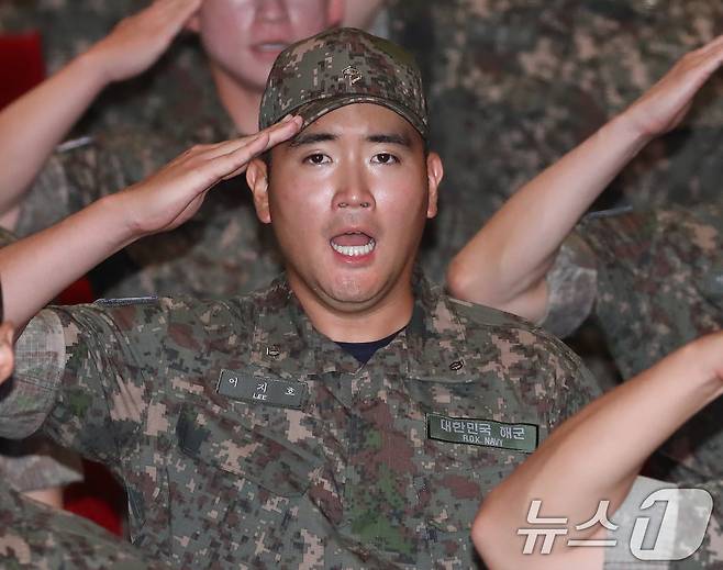 이재용 삼성전자 회장의 장남 이지호 씨가 23일 경남 창원 진해구 해군사관학교 웅포강당에서 열린 제139기 해군사관후보생 입교식에서 경례를 하고 있다.  ⓒ News1 윤일지 기자