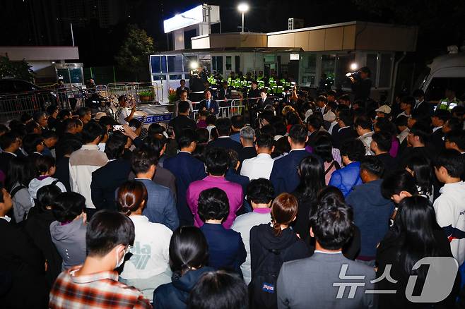 윤석열 전 대통령 부부에게 통일교 현안을 청탁했다는 의혹을 받는 한학자 통일교 총재가 구속된 23일 새벽 경기 의왕시 서울구치소 앞에서 한 총재를 기다리던 신도들이 통일교측 관련 입장을 듣고 있다. 2025.9.23/뉴스1 ⓒ News1 안은나 기자