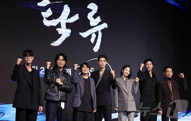 배우 김동원(왼쪽부터), 최귀화, 추창민 감독, 박서함, 신예은, 로운이 23일 서울 강남구 논현동 엘리에나 호텔 그랜드볼룸에서 열린 디즈니+의 오리지널 시리즈 ‘탁류’ 제작발표회에 참석해 포즈를 취하고 있다. ‘탁류’는 조선의 모든 돈과 물자가 모여드는 경강을 둘러싸고 혼탁한 세상을 뒤집고 사람답게 살기 위해 각기 다른 꿈을 꿨던 이들의 운명 개척 액션 드라마다. 2025.9.23/뉴스1 ⓒ News1 김진환 기자