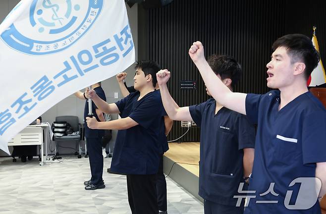 유청준 전국전공의노동조합 위원장과 집행부가 14일 서울 용산구 대한의사협회에서 열린 전공의노조 출범식에서 노동조합 깃발을 흔들고 있다. 2025.9.14/뉴스1 ⓒ News1 김도우 기자