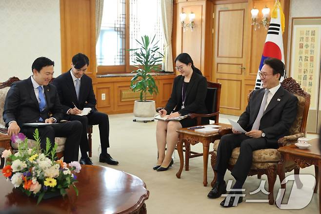 김민석 국무총리가 23일 오전 서울 종로구 정부서울청사에서 냠오소르 오츠랄 몽골 수석부총리 겸 경제개발부 장관을 접견하고 있다. (총리실 제공. 재판매 및 DB 금지) 2025.9.23/뉴스1 ⓒ News1 임세영 기자