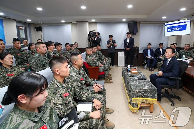 이두희 국방부 차관이 23일 해병대 연평부대를 방문해 간부 지원율 향상 및 복무여건 개선을 위한 현장 간담회를 실시하고 있다. (국방부 제공. 재판매 및 DB 금지) 2025.9.23/뉴스1