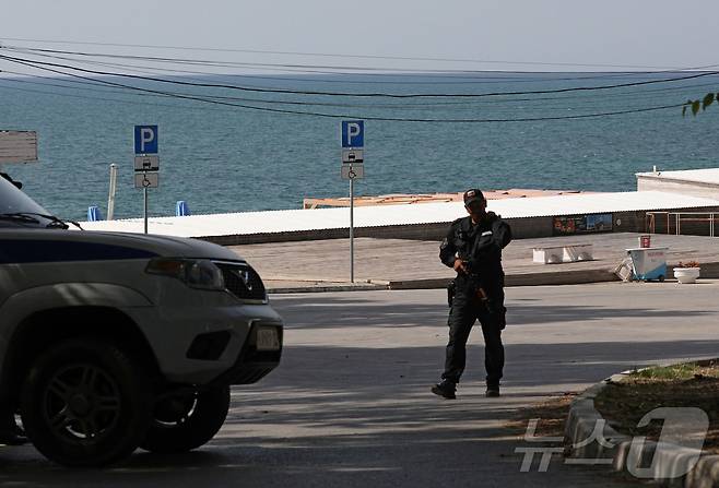 크림반도 세바스토폴의 한 해변 인근에서 러시아 경찰이 경계를 서고 있다. 2024.06.24. ⓒ 로이터=뉴스1 ⓒ News1 윤다정 기자