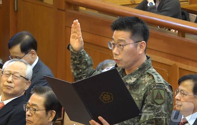 조성현 수도방위사령부 제1경비단장(대령)이 지난 2월 13일 서울 종로구 헌법재판소에서 열린 윤석열 대통령 탄핵심판 8차 변론에서 선서를 하고 있다. (헌법재판소 제공. 재판매 및 DB 금지) 2025.2.13/뉴스1