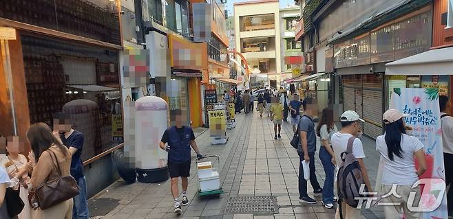 23일 오후 4시쯤 찾은 부산 중구 자갈치 시장 인근의 먹자 골목. 2025.9.7/뉴스1 ⓒ News1 김태형 기자