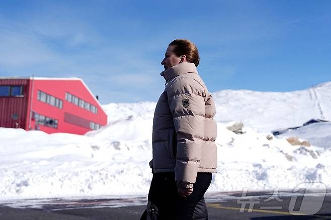 메테 프레데릭센 덴마크 총리가 2일(현지시간) 도널드 트럼프 미국 대통령의 그린란드 장악을 시도하는 가운데 그린란드와 신뢰와 협력 구축을 위해 누크 공항에 도착을 하고 있다. 2025.04.03 ⓒ AFP=뉴스1