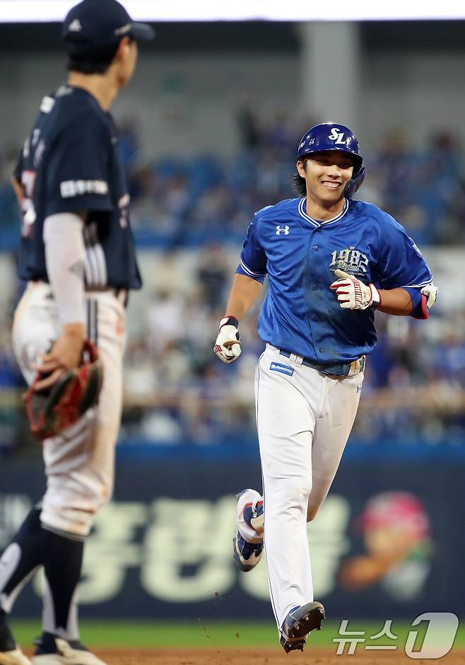 23일 오후 대구 수성구 삼성라이온즈파크에서 열린 프로야구 '2025 신한 SOL뱅크 KBO 리그' 두산 베어스와 삼성 라이온즈 경기, 3회말 1사 1루 상황 삼성 1번타자 이재현이 두산 콜어빈을 상대로 좌월 2점 홈런을 때린 뒤 홈으로 달리고 있다. 2025.9.23/뉴스1 ⓒ News1 공정식 기자