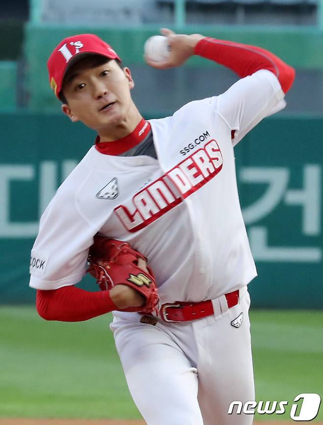 SSG 선발 김건우가 역투하고 있다. /뉴스1 ⓒ News1 박세연 기자