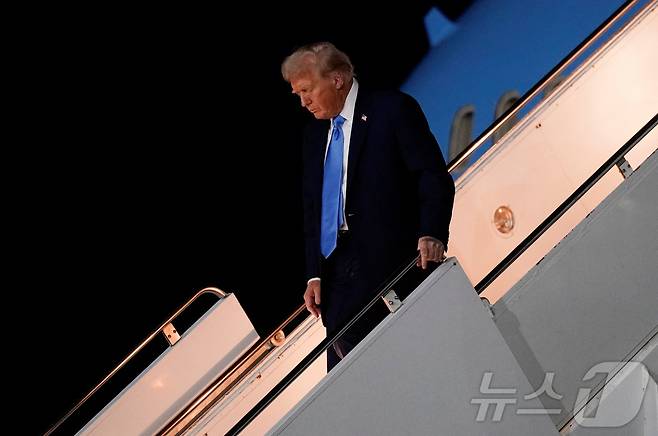 도널드 트럼프 미국 대통령이 22일(현지시간) 미국 뉴욕에서 열리는 제80차 유엔 총회를 앞두고 존 F. 케네디 국제공항에 도착해 전용기 에어포스 원에서 내려오고 있다. 2025.09.22. ⓒ 로이터=뉴스1 ⓒ News1 권준언 기자