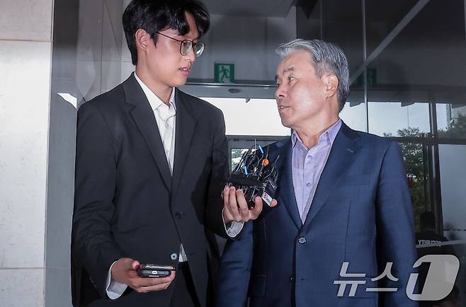 이종섭 전 국방부 장관이 23일 서울 서초구 순직 해병 특검(특별검사 이명현) 사무실에 조사를 받기 위해 피의자 신분으로 출석하고 있다. 2025.9.23/뉴스1 ⓒ News1 김성진 기자