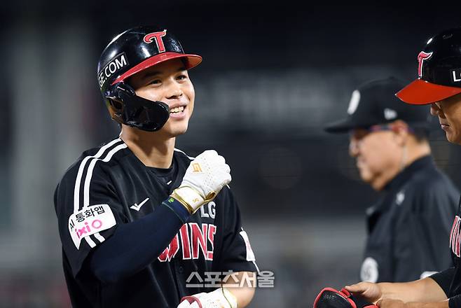 LG 문성주가 18일 수원케이티위즈파크에서 열린 2025 KBO리그 KT와의 더블헤더 2차전 4회초 2사 1-2루 상황에서 KT 선발 패트릭을 상대로 2타점 3루타를 치고 기뻐하고 있다. 수원 | 박진업 기자 upandup@sportsseoul.com