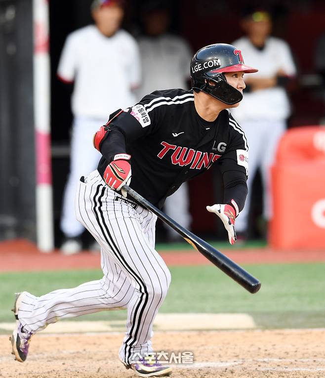 LG 오지환이 18일 수원케이티위즈파크에서 열린 2025 KBO리그 KT와의 더블헤더 1차전 9회초 2사 1-2루 상황에서 KT 최동환을 상대로 1타점 적시타를 치고 있다. 수원 | 박진업 기자 upandup@sportsseoul.com
