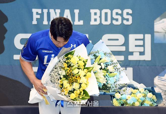 삼성 오승환이 7일 인천 연수구 오라카이송도호텔에서 진행된 은퇴 기자회견에서 취재진을 향해 포즈를 취하고 있다. 인천 | 박진업 기자 upandup@sportsseoul.com