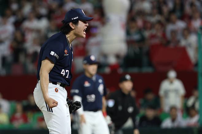 두산 곽빈이 22일 인천SSG랜더스필드에서 열린 2025 KBO리그 정규시즌 SSG전에서 삼진을 잡은 후 포효하고 있다. 사진 | 두산 베어스