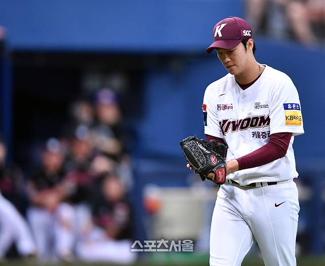 키움 안우진이 11일 서울 고척스카이돔에서 열린 2023 KBO리그 KT전에서 6회초 KT 3번타자 알포트를 내야땅볼로 처리한 후 더그아웃으로 향하고 있다. 사진 | 스포츠서울DB