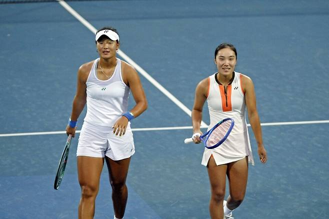 최온유(왼쪽)와 김유진이 23일 인천에 위치한 열우물 테니스장 센터코트에서 열린 '2025 국제테니스연맹(ITF) KMJ 아트갤러리컵 인천 여자국제테니스투어' 복식 16강 경기를 치르고 있다. /사진(인천)=테니스코리아 제공