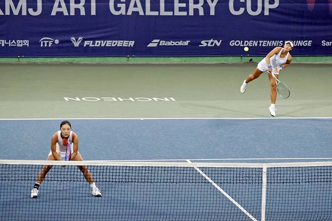 김유진(왼쪽)과 최온유가 23일 인천에 위치한 열우물 테니스장 센터코트에서 치러진 '2025 국제테니스연맹(ITF) KMJ 아트갤러리컵 인천 여자국제테니스투어' 복식 16강 경기를 치르고 있다. /사진(인천)=테니스코리아 제공