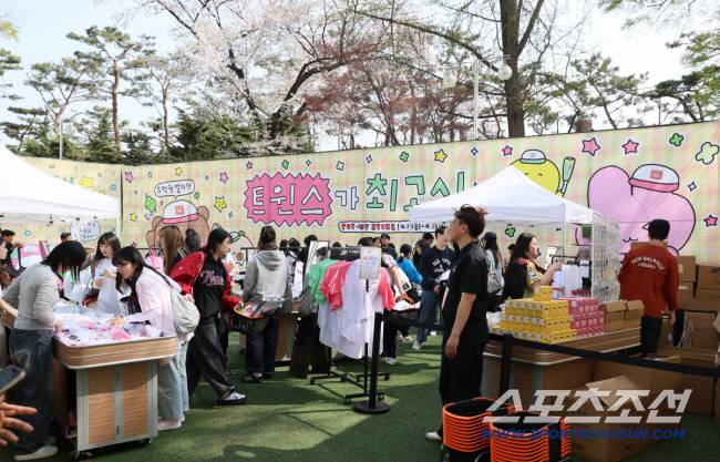 13일 잠실구장에서 열린 LG 트윈스와 두산 베어스의 경기. 인기 캐릭터 최고심 브랜드데이 팝업스토어를 찾은 야구팬들 모습. 잠실=박재만 기자 pjm@sportschosun.com/2025.04.13/