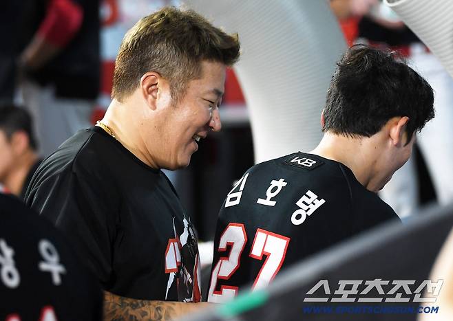 29일 수원KT위즈파크에서 열린 KBO리그 KT 위즈와 KIA 타이거즈의 경기. 8회초 무사 1루 KIA 김호령이 투런포를 날린 뒤 최형우에게 축하를 받고 있다. 수원=박재만 기자 pjm@sportschosun.com/2025.08.29/