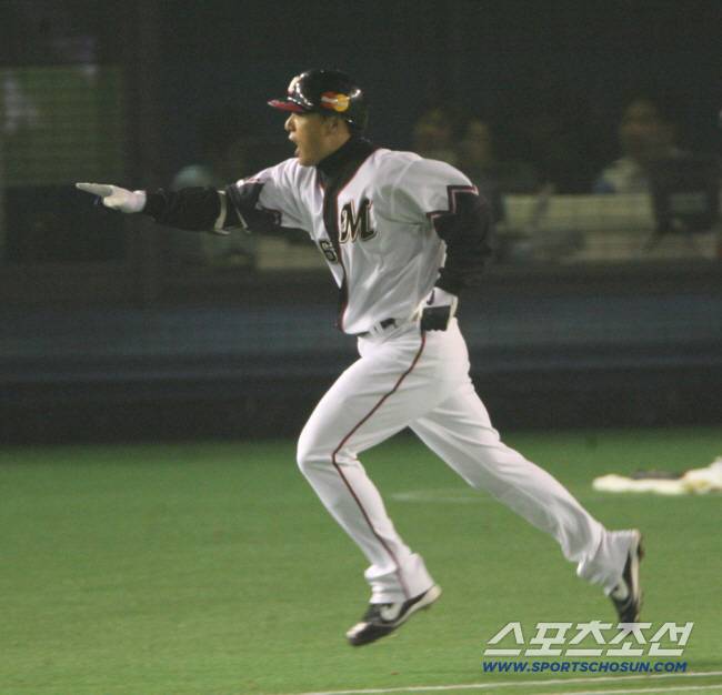 이승엽은 2005년 한신과 재팬시리즈 1~2차전에서 연속 홈런을 터트렸다. 2차전에서 홈런을 날리고 그라운드를 돌고 있는 이승엽. 스포츠닛폰 본사제휴