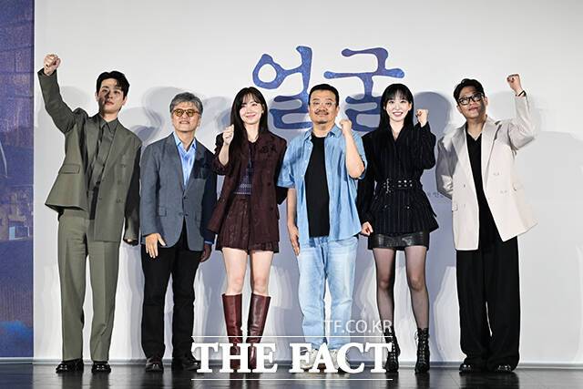 연상호 감독(왼쪽에서 네번째)의 '얼굴'이 8일 연속 박스오피스 1위를 차지했다. /서예원 기자
