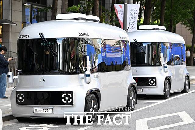 운전석 없는 자율주행셔틀 '청계A01'이 23일 오전 서울 종로구 청계천 일대에서 시험운행을 위해 대기하고 있다. /서예원 기자