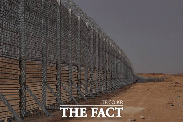 서방 국가가 그간 국가로 인정하지 않던 팔레스타인을 국가로 인정하는 등 이스라엘을 압박하고 있다. 이에 중동의 정세가 변화할 가능성이 제기된다. 사진은 지난 2021년 12월 7일(현지시간) 이스라엘과 팔레스타인 가자지구 경계에 장벽이 설치된 모습. /신화.뉴시스