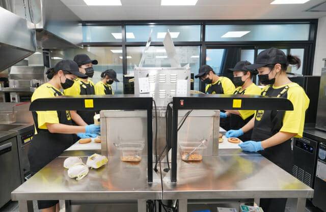 노브랜드 버거 예비 가맹점주들이 NBB 아카데미에서 실습 교육을 수강하고 있다. (제공=신세계푸드)